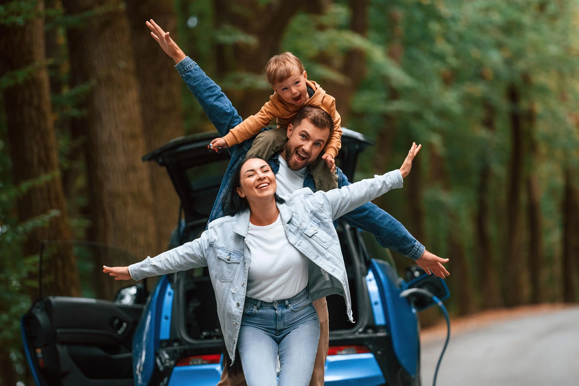 Famille heureuse près d’une voiture